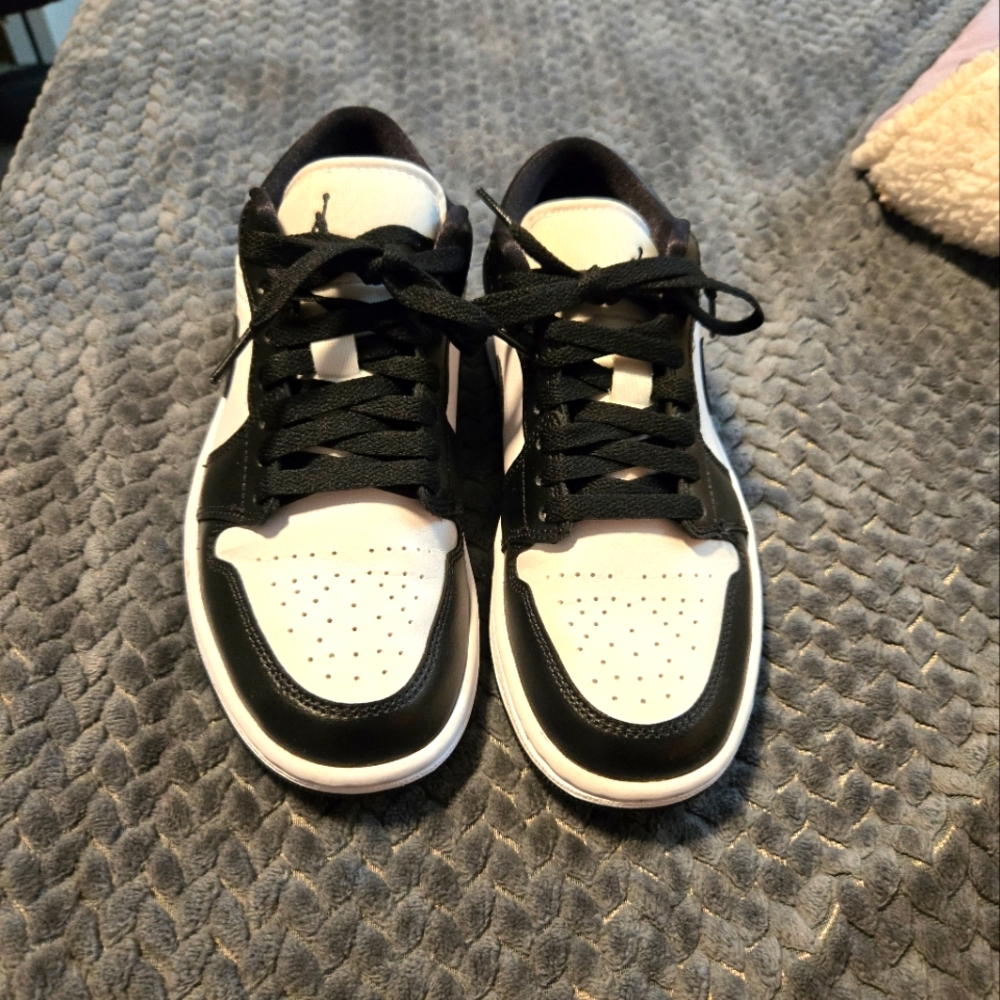 Woman's Air Jordan 1 Low Size 7 LIKE NEW